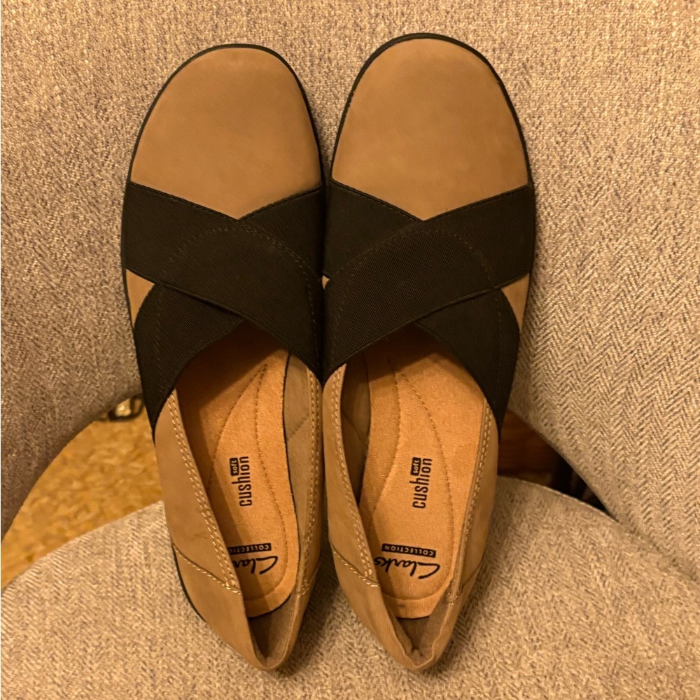 Clarks Tan and Black Flats - Picture 4 of 11